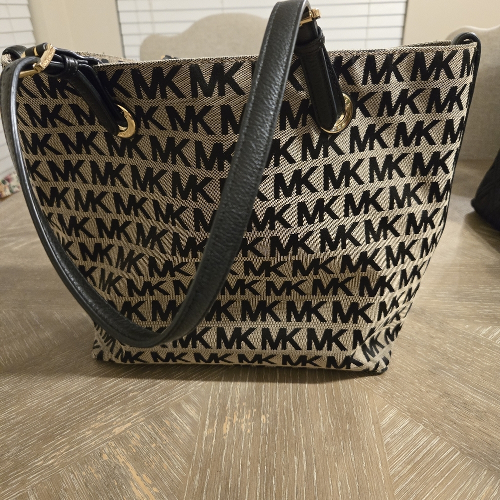 EUC Michael Kors Jet Set Signature Tote